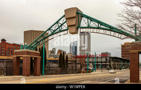 Archway all'ingresso del terzo storico quartiere Ward e Milwaukee Public Mercato nel centro di Milwaukee, Wisconsin, Stati Uniti d'America. Foto Stock