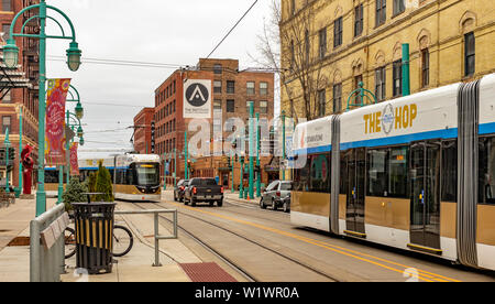 Milwaukee, Wisconsin - Aprile 10th, 2019 - "l'Hop' - MKE pubblici tram in transito presso il Mercato Pubblico, terzo Ward stazione nel centro di Milwaukee. Foto Stock