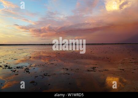 Cielo drammatico riflettendo nel lago Tyrrell al tramonto Foto Stock