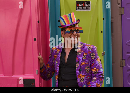 Madrid, Spagna. 03 Luglio, 2019. Un reveller in posa per una foto prima dell'apertura ufficiale della MADO 2019 Gay Pride a Madrid.Il MADO festival celebrare, discutere e mostrare la diversità delle persone LGBTIQ in occasione del cinquantesimo anniversario dell'Insurrezione di Stonewall e un mezzo secolo di LGBTQIA liberazione. Credito: SOPA Immagini limitata/Alamy Live News Foto Stock