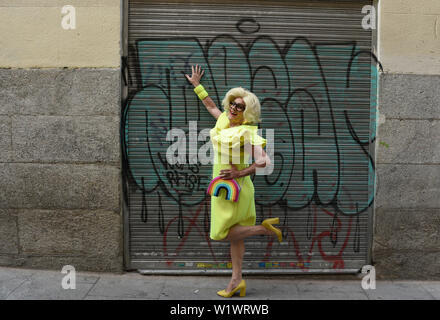 Madrid, Spagna. 03 Luglio, 2019. Un reveller in posa per una foto prima dell'apertura ufficiale della MADO 2019 Gay Pride a Madrid.Il MADO festival celebrare, discutere e mostrare la diversità delle persone LGBTIQ in occasione del cinquantesimo anniversario dell'Insurrezione di Stonewall e un mezzo secolo di LGBTQIA liberazione. Credito: SOPA Immagini limitata/Alamy Live News Foto Stock