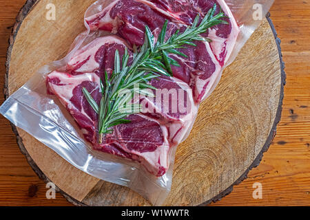 Costolette di agnello con rosmarino sottovuoto per la conservazione Foto Stock