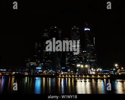 Mosca, Russia - 30 Marzo 2019. Moscow City International Business Center durante EARTH HOUR 2019 movimento in tutto il mondo con parzialmente disattivato illuminatio Foto Stock