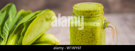 Lo zenzero verde frullato di Apple su sfondo di calcestruzzo. Esso può essere utilizzato come sfondo di un banner, formato lungo Foto Stock