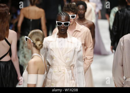 Berlino, Germania. 03 Luglio, 2019. La foto mostra i modelli sulla passerella con le collezioni primavera/estate 2020 del designer Atelier Michalsky al Mercedes-Benz della settimana della moda. Credito: Simone Kuhlmey/Pacific Press/Alamy Live News Foto Stock