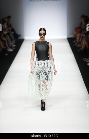 Berlino, Germania. 03 Luglio, 2019. La foto mostra i modelli sulla passerella con le collezioni primavera/estate 2020 del designer Atelier Michalsky al Mercedes-Benz della settimana della moda. Credito: Simone Kuhlmey/Pacific Press/Alamy Live News Foto Stock