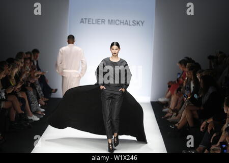 Berlino, Germania. 03 Luglio, 2019. La foto mostra i modelli sulla passerella con le collezioni primavera/estate 2020 del designer Atelier Michalsky al Mercedes-Benz della settimana della moda. Credito: Simone Kuhlmey/Pacific Press/Alamy Live News Foto Stock