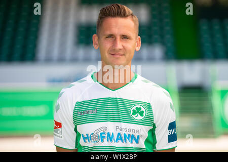 02 luglio 2019, il Land della Baviera, Fürth Calcio: Seconda Bundesliga: Fototermin SpVgg Greuther Fürth per la stagione 2019/20 al Sportpark Ronhof Thomas Sommer. Paolo Seguin. Foto: Daniel Karmann/dpa Foto Stock