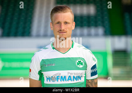 02 luglio 2019, il Land della Baviera, Fürth Calcio: Seconda Bundesliga: Fototermin SpVgg Greuther Fürth per la stagione 2019/20 al Sportpark Ronhof Thomas Sommer. Marvin Stefaniak. Foto: Daniel Karmann/dpa Foto Stock