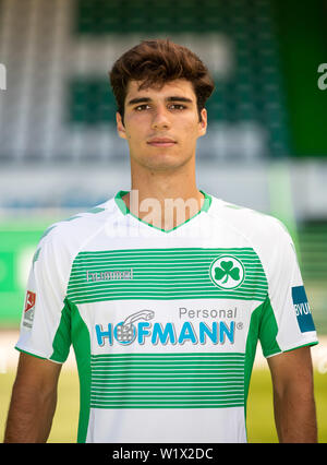 02 luglio 2019, il Land della Baviera, Fürth Calcio: Seconda Bundesliga: Fototermin SpVgg Greuther Fürth per la stagione 2019/20 al Sportpark Ronhof Thomas Sommer. Elias Abouchabaka. Foto: Daniel Karmann/dpa Foto Stock