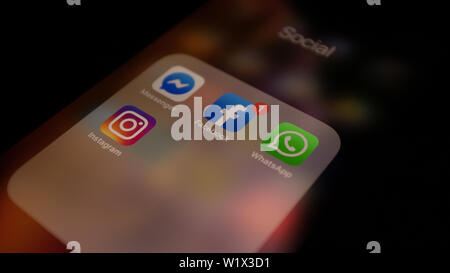 Close Up dei Social Media Facebook, Whatsapp, Instagram, icone nella schermata di iPhone Foto Stock