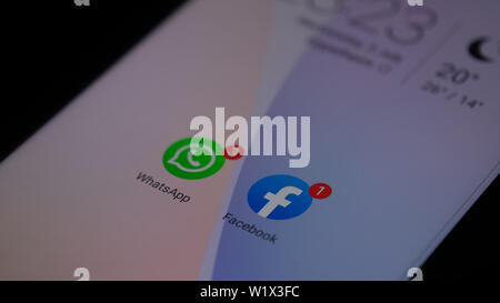 Close Up dei Social Media Facebook, Whatsapp, icone su Android Huawei il display dello smartphone Foto Stock