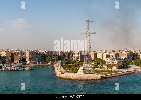 Port Tewfik, Egitto - 5 Novembre 2017: Port Tewfik Memorial e la torre nei sobborghi di Suez a sud del Canale di Suez prima di uscire in Foto Stock