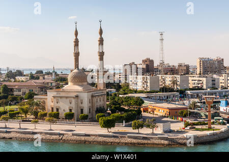 Suez, Egitto - 5 Novembre 2017: Un Egiziano moschea e porto marittimo presso la città di Tawfiq (sobborgo di Suez), Eqypt sull'estremità meridionale del gruppo Suez può Foto Stock