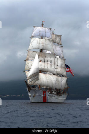 Oceano atlantico (Luglio 2, 2019) DEGLI STATI UNITI Coast Guard Tall Ship Eagle (WIX 327) Vele nell'Oceano Atlantico al largo delle Azzorre. Eagle è un tall ship utilizzato come una piattaforma di formazione per futuri Coast Guard Academy ufficiali come pure un recipiente per stabilire e mantenere il domestico e relazioni internazionali. (U.S. Foto di Marina di Massa lo specialista di comunicazione 2a classe Ruben Reed) Foto Stock