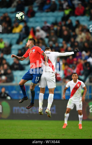 (190704) -- PORTO ALEGRE, 4 luglio 2019 (Xinhua) -- cile del Erick Pulgar superiore (L) compete con Paolo Guerrero superiore (R) del Perù durante la Copa America 2019 semifinale partita tra il Cile e il Perù a Porto Alegre, Brasile, 3 luglio 2019. (Xinhua/Xin Yuewei) Foto Stock