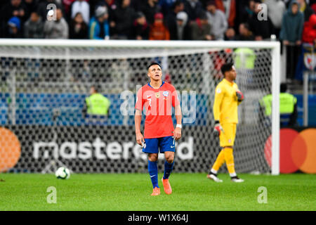 (190704) -- PORTO ALEGRE, 4 luglio 2019 (Xinhua) -- cile Alexis Sanchez (anteriore) reagisce durante la Copa America 2019 semifinale partita tra il Cile e il Perù a Porto Alegre, Brasile, 3 luglio 2019. (Xinhua/Xin Yuewei) Foto Stock