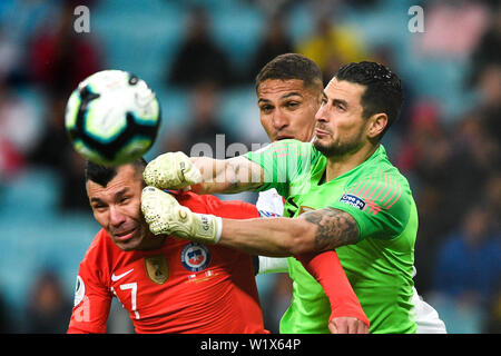 (190704) -- PORTO ALEGRE, 4 luglio 2019 (Xinhua) -- cile del portiere Gabriel Arias (R) consente di risparmiare durante la Copa America 2019 semifinale partita tra il Cile e il Perù a Porto Alegre, Brasile, 3 luglio 2019. (Xinhua/Xin Yuewei) Foto Stock