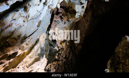 Vista interna alla grotta Vrelo a Matka Canyon Nord Macedonia Foto Stock