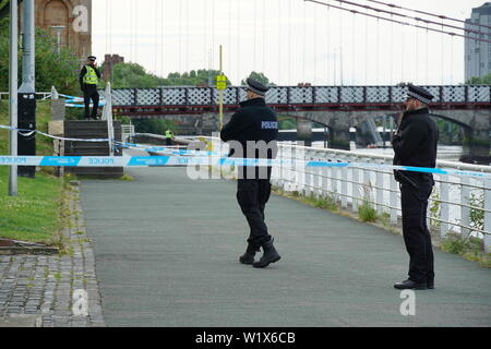 Glasgow, Regno Unito, 4 Luglio 2019 : Polizia si impegna una ricerca di una persona a seguito di segnalazioni di un uomo con un tuffo nel fiume Clyde dal ponte di Glasgow, Scozia. Credito: Pawel Pietraszewski / Alamy Live News Foto Stock