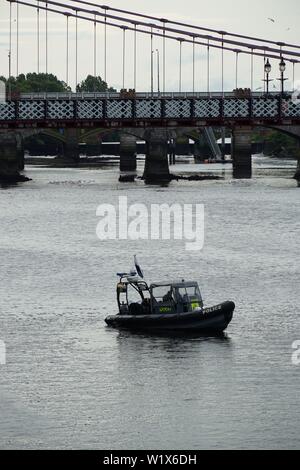 Glasgow, Regno Unito, 4 Luglio 2019 : Polizia si impegna una ricerca di una persona a seguito di segnalazioni di un uomo con un tuffo nel fiume Clyde dal ponte di Glasgow, Scozia. Credito: Pawel Pietraszewski / Alamy Live News Foto Stock