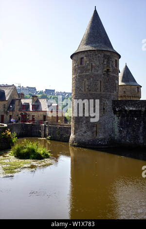 L'ingresso al castello di Fougères in Bretagna, Francia Foto Stock