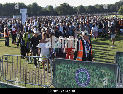 La gente in coda a Wimbledon Park il giorno 4 di campionati di Wimbledon al All England Lawn Tennis e Croquet Club di Londra. Foto Stock