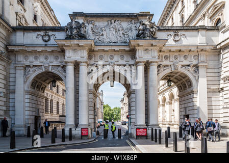 London, Regno Unito - 15 Maggio 2019: arco in King Charles Street oltre Foreign and Commonwealth Office Foto Stock