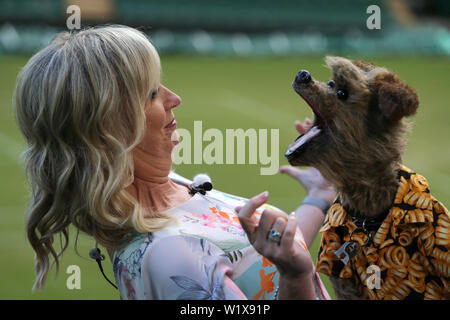 Carol Kirkwood, Hacker il cane, i campionati di Wimbledon 2019, 2019 Credit: Allstar Picture Library/Alamy Live News Foto Stock