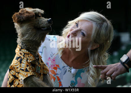 Carol Kirkwood, Hacker il cane, i campionati di Wimbledon 2019, 2019 Credit: Allstar Picture Library/Alamy Live News Foto Stock