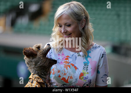 Carol Kirkwood, Hacker il cane, i campionati di Wimbledon 2019, 2019 Credit: Allstar Picture Library/Alamy Live News Foto Stock