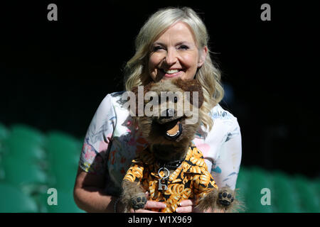 Carol Kirkwood, Hacker il cane, i campionati di Wimbledon 2019, 2019 Credit: Allstar Picture Library/Alamy Live News Foto Stock