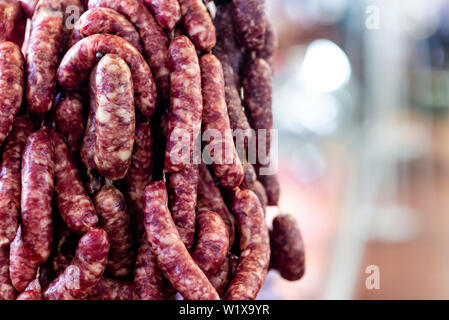 Sfondo con appeso verticalmente salsiccia secca nel Market Pavilion, spazio copia - immagine Foto Stock