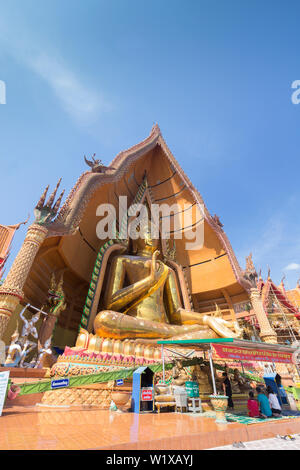 Grande statua del Buddha al Wat Tham Sua tempio, la provincia di Kanchanaburi, Thailandia Foto Stock