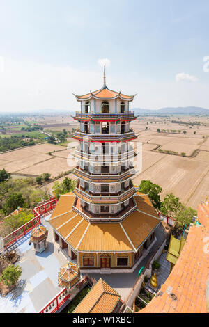 Alti pagoda cinese al Wat Tham Khao Noi tempio complesso, Kanchanaburi Thailandia Foto Stock