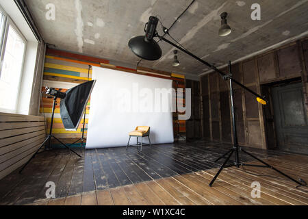 Nizhniy Novgorod, Russia - 24 Marzo 2017: Studio 2.8. Vuoto foto in studio con apparecchi di illuminazione. Foto Stock