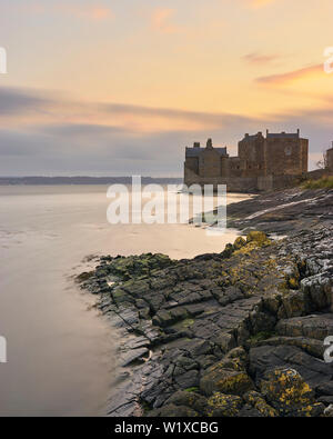Castello di nerezza, Falkirk, Scozia. Sulla riva del Firth of Forth a sunrise Foto Stock