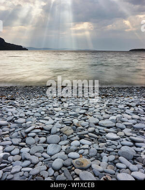 Spiaggia ghiaiosa e Loch Kanaird, Ardmair, vicino a Ullapool, Wester Ross, Highland, Scozia. Foto Stock
