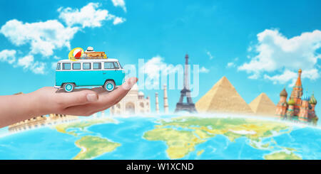 Vecchio Blu camper in mano. Siti di interesse mondiale e globo in background. Viaggiare in tutto il mondo concetto. Foto Stock