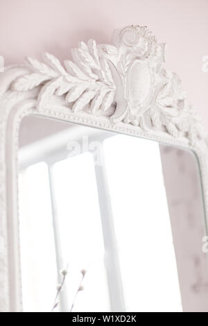 Vintage specchio barocco con sculture in legno nella Royal interni. Close up. Soft focus. Foto Stock