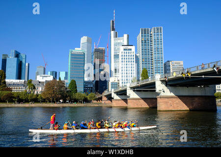 21.10.2018, Frankfurt am Main, Hesse, Germania - Grand canadese con sport d'acqua sul principale di Francoforte di fronte il ponte Untermain e il Fra Foto Stock