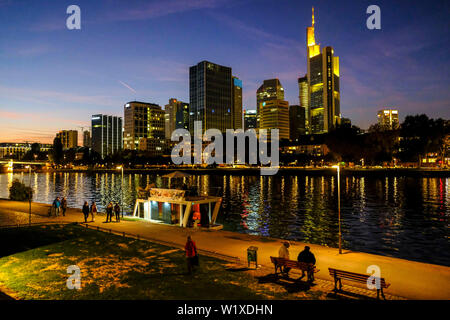 21.10.2018, Frankfurt am Main, Hesse, Germania - Vista di notte dal Museumsufer oltre il Fiume Main a Francoforte per la skyline di Francoforte - Blick b Foto Stock