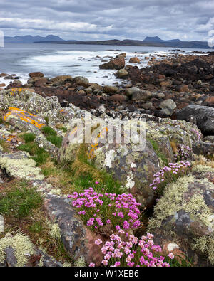 Vista costiera attraverso Gruinard Bay da Paisley, Wester Ross, Highland, Scozia. Coigach e Beinn Ghobhlach nella distanza Foto Stock