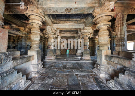 Interior shot di Halebid Hoysaleswara tempio Jain, Dwarasamudra (gateway per i mari), Halebidu, Hassan, Karnataka, India Foto Stock