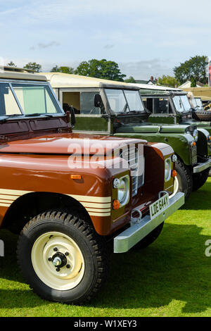 Iconica serie Land Rover parcheggiato (marrone 1982 Serie 3 Land Rover County Station Wagon anteriore) - Veicolo Classic show, Burley in Wharfedale, Inghilterra. Foto Stock