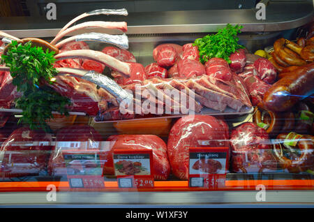 Vetrina con la carne cruda in macelleria. Foto Stock