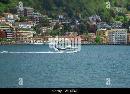 Idrovolanti o idrovolante atterraggio sul lago di Como, Italia Foto Stock