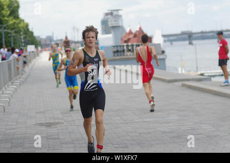 DNIPRO, Ucraina - Giugno 08, 2019: Vidensek David in esecuzione su un terrapieno di città nel corso del '2019 Dnipro ETU Triathlon Junior European Cup' al 0 giugno Foto Stock