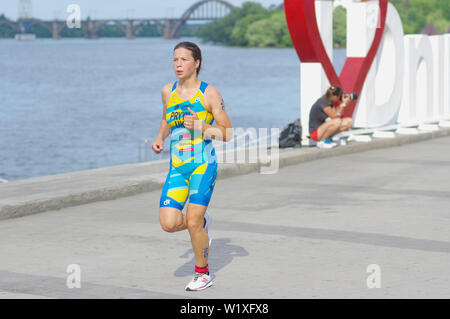 DNIPRO, Ucraina - Giugno 08, 2019: Pryyma Sofiya in esecuzione su un terrapieno di città nel corso del '2019 Dnipro ETU Triathlon sprint di Coppa europea di' al 0 giugno Foto Stock