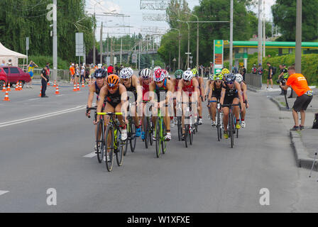 DNIPRO, Ucraina - Giugno 08, 2019: gruppo di atleti su una sezione della bicicletta su una strada di città nel corso del '2019 Dnipro ETU Triathlon Sprint Europa Foto Stock